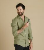Chico con frasco de Olistic for men