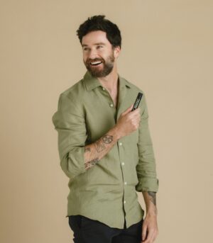 Chico con frasco de Olistic for men