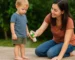 Madre aplicando repelente de insectos a su hijo.