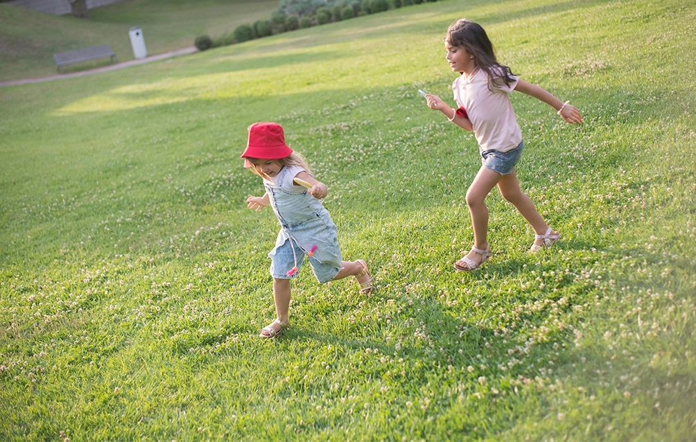 niñas jugando en el césped durante un día de verano