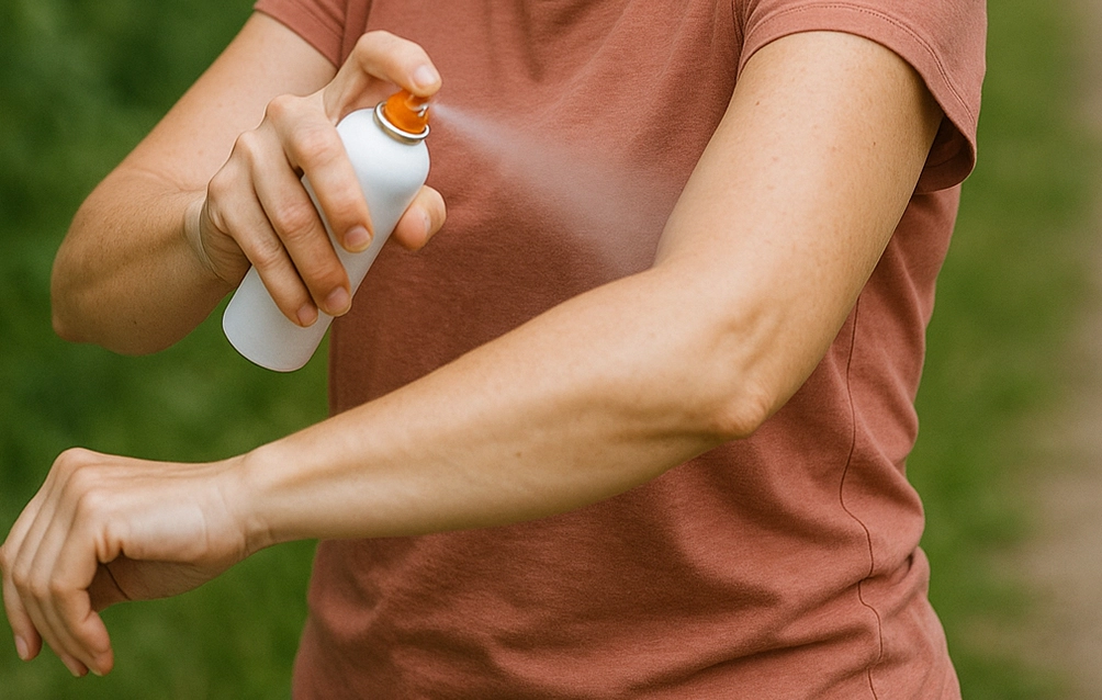 Aplicación de repelente de mosquitos en el brazo